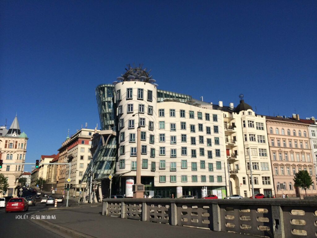 跳舞的房子 (The Dancing House; Czech: Tančící dům), Prague, Czech Republic